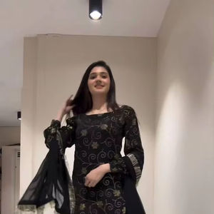 Nuevo último diseñador de ropa de fiesta y boda Faux Georgette hilo con bordado de secuencia y borde de encaje Top Lehenga & Dupatta - Product Image 1