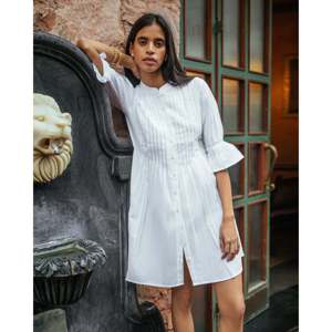 Robe chemise décontractée Daisy avec une silhouette ample et confortable - Product Image 2