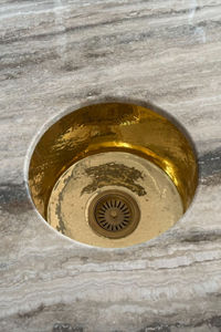 Évier en laiton décoratif pour la décoration intérieure artistique de la salle de bain, ajoutant un accent unique avec des détails artisanaux - Product Image 6