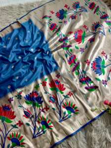 ผ้าส่าหรีไหมพายทานีสำหรับผู้หญิง พร้อมพัลลูสีทองหรูหรา ลายดอกบัวและนกยูงสีทองสดใส ขอบลายดอกไม้สีทอง ผลิตในอินเดีย - Product Image 5