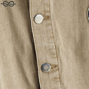 Chaqueta vaquera caqui de talla grande para hombre, parches múltiples, diseño parcheado, detalles de bolsillo, botón frontal, hombro caído - Product Image 3