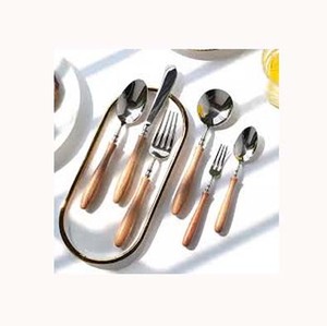 Cadeau de mariage polonais miroir argenterie de haute qualité avec manche en bois martelé à la mode ensemble de serveurs à salade moderne - Product Image 1