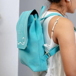 100% กระเป๋าเป้หนังแท้สีฟ้าท้องฟ้าขนาดเล็กของผู้หญิงกระเป๋าเป้สะพายหลังสไตล์ตะวันตกที่ได้รับแรงบันดาลใจจากการออกแบบบูทตะเข็บและซิปกระเป๋าสะพายหลัง - Product Image 2