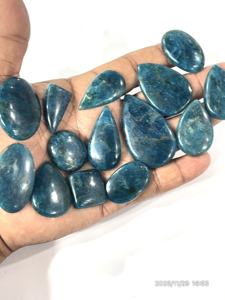 พลอยอะพาไทต์สีน้ำเงินนีออนธรรมชาติ รูปทรงและขนาดคละแบบ ประมาณ 20 ถึง 30 มม. - Product Image 4