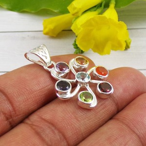 Colgante Hecho a Mano de Plata de Ley 925 con Baño de Rodio, Estilo Boho, con Piedras Preciosas Naturales Multicolores - Product Image 2