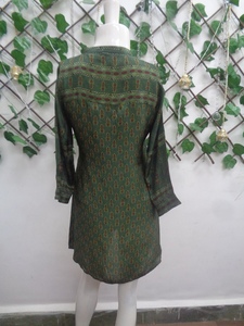 เสื้อคลุมปักคุณภาพพรีเมี่ยมมีช่องด้านหน้าเพิ่มความหรูหราให้กับตู้เสื้อผ้าของคุณในทุกวัน - Product Image 4