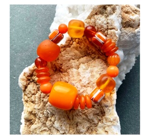 สร้อยคอเส้นใหญ่สีส้มและสีน้ำเงินเข้มเป็นมิตรกับสิ่งแวดล้อมสร้อยคอสำหรับชาวพุทธและนางฟ้าซื้อสร้อยคองานฝีมือจากธรรมชาติขนาดใหญ่ - Product Image 2