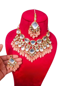 Ensemble de collier Kundan plaqué or exquis avec boucles d'oreilles assorties et ensemble de luxe Maang Tikka pour les mariages et les occasions festives - Product Image 2