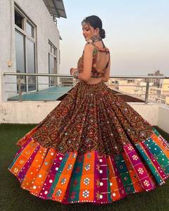 Navratri fête porter lourd beurre soie numérique imprimé et vrai miroir travail Lehenga Choli avec beurre soie miroir travail Dupatta - Product Image 4