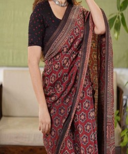 Saree en mousseline de soie luxueux avec broderie à la main et détails à volants pour les fêtes et les occasions spéciales - Product Image 4