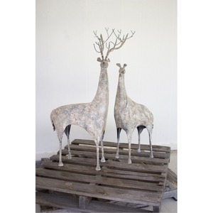 Sculptures de cerfs hauts et petits décoratifs avec un effet de peinture écaillée | Une paire de rennes en métal rustique pour un thème d'hiver confortable - Product Image 2