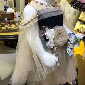 Nouvelle robe de corps en satin à motif floral pour bébé fille avec manches spéciales et décoration florale au genou pour les fêtes de printemps - Product Image 2