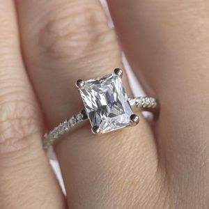 Anillo de compromiso de corte radiante para mujer - Product Image 5