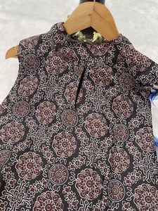 Indian Boutique Best Pure Cotton Muslin Kurti con pantalones Mujeres Indian & Pakistani Top y pantalones disponibles para niñas y mujeres - Product Image 6