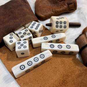 Dados de Juego Modernos de 4 Caras, Hechos a Mano con Hueso de Búfalo Ecológico de Alta Calidad, Diseño Personalizable, Tamaño TIMELESS CRAFT - Product Image 5