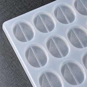 Moule à bonbons ovale fendu de qualité alimentaire Bold Maker, 2,75 mL, 132 cavités, plateau en silicone de 381 mm de long - Product Image 2