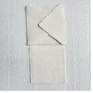 为婚礼请柬设计师定制的白色和象牙色卷边棉布手工纸卡和信封