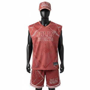 Ensemble short de basketball pour homme, respirant, en maille polyester 180 GSM, design à panneaux rouges, strass thermocollés, logo personnalisé. - Product Image 1