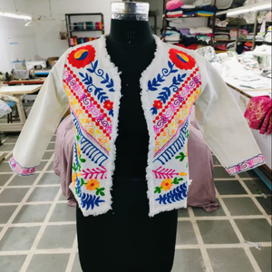 Chaqueta Corta Bordada a Mano con Flecos para Mujer, Estilo Bohemio Chic, Ideal para la Playa en Verano - Product Image 1