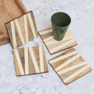 Posavasos de madera con tiras diagonales de madera y resina blanca, un juego cuadrado contemporáneo, disponible a precios de mayoreo. - Product Image 1