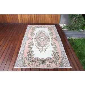 Alfombra Turca Vintage de 3.9x6.7 pies, Alfombra de Lana con Estampado Animal Rosa - Product Image 1