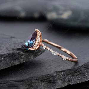 Anillo de compromiso de Alejandrita de pera de Plata de Ley 925, anillo de bodas de Alejandrita de lágrima chapado en oro rosa de 14K - Product Image 4