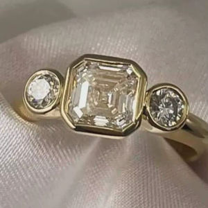 แหวนเพชรเลี้ยงในห้องปฏิบัติการ 1.02 กะรัต ทรงแอสเชอร์และทรงกลม ประดับเพชรสามเม็ด ดีไซน์หรูหรา ทองคำขาว 14K ของขวัญแต่งงานสำหรับแฟนสาว - Product Image 1