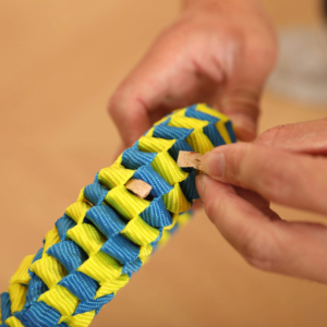 Eco-Braid Donut Chew Juguete para mascotas duradero y no tóxico para perros y gatos Hecho de cuerda de nailon sostenible Eco-Friendly y juguetón - Product Image 3