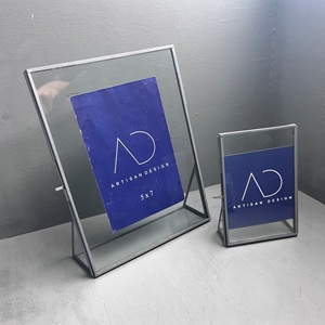 Juego de 2 marcos de fotos de mesa, de metal, hierro y vidrio con acabado gris. - Product Image 3