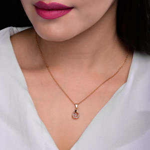 Collier élégant en or plaqué avec un centre en forme de soleil. Design intemporel, disponible à prix de gros - Product Image 3