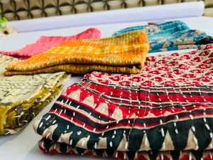 Ensemble de serviettes de table Kantha indiennes multicolores en coton imprimé réutilisable de haute qualité pour le dîner, le cocktail, le mariage et les hôtels - Product Image 6