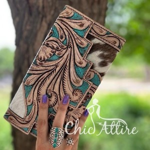 Nouveau Western élégant cheveux sur peau couleur usiné fourrure cuir pochette femmes conçu sac à main vente chaude en cuir usiné portefeuille Unique - Product Image 1