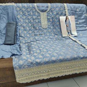 Vestido Largo Estilo Anarkali de Tela de Muselina de Viscosa Pesada con Jacquard de Seda, Trabajo Multihilo y Jari, Talla Grande - Product Image 5