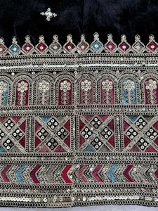 Achetez maintenant un magnifique salwar kameez noir pour femmes musulmanes, en tissu de soie velours pur, avec des broderies et des travaux de fils, création de designer. - Product Image 5