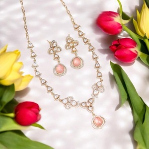Conjunto de Collar y Aretes con Acabado Dorado de Alta Calidad con Diseño de Piedras, Colección para Bodas y Fiestas para Mujer - Product Image 1