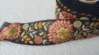 Rubans floraux brodés noirs sur mesure avec des fleurs multicolores idéales pour les concepteurs de robes idéaux pour la revente