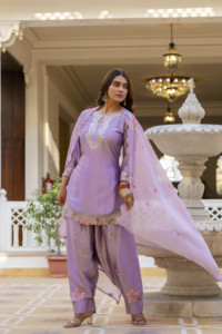 Conjunto de satén japonés con bordado de secuencia elegante, completamente cosido, con parte superior, parte inferior y dupatta, listo para usar. - Product Image 5