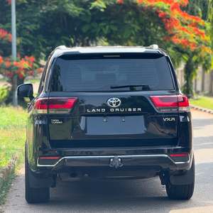 TO-YO-TAA Land Cruiser 2023 en parfait état - Product Image 3