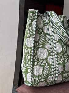 Sac fourre-tout en coton écologique fait à la main matelassé avec imprimé floral Sac à bandoulière confortable pour l'épicerie, le voyage et le transport quotidien - Product Image 4