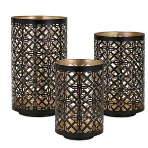 Ensemble de trois lampes à bougies Vaisselle classique Lanternes à bougies élégantes Lanterne en métal personnalisée Décoration du festival du Ramadan - Product Image 1