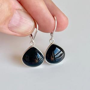 Pendientes de Ónix Negro Jet en Forma de Lágrima, con Bisel Facetado, Estilo Boho Chic, 18 mm, Cierre de Palanca, Plata de Ley 925, Diseño Misterioso - Product Image 1