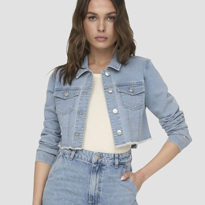Veste en jean courte courte personnalisée pour femmes bleu clair OEM fermeture à bouton conçue pour les femmes pour un confort en toutes saisons - Product Image 1