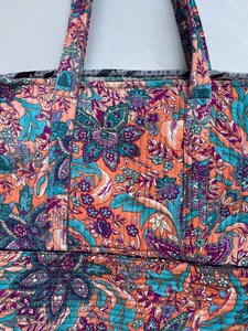 Sac fourre-tout matelassé pour femmes de haute qualité Kantha en soie avec deux poignées sacs à main décontractés de forme ouverte pour le shopping - Product Image 3