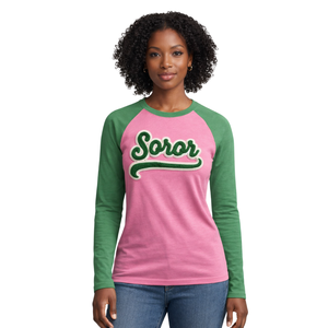 T-shirt à manches courtes rose Soror Raglan, sororité grecque, t-shirt rose et vert pour femmes, sororité universitaire, élégant, été, écologique - Product Image 1