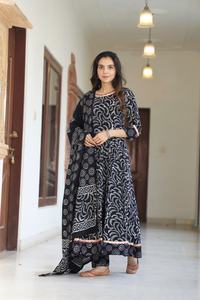 ชุดอนาร์กาลีผ้าฝ้ายพิมพ์ลายมือสีเหลืองสำหรับผู้หญิง พร้อมผ้าคลุมไหล่เนื้อนุ่ม ทรงคุर्ตาและกางเกงพาลาซโซ ทรงปกติ เหมาะสำหรับงานปาร์ตี้ - Product Image 4