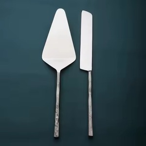 Servidor de pastel de acero inoxidable hecho a mano único y juego de cuchillos con detalles intrincados perfectos para recepciones de bodas con estilo - Product Image 3