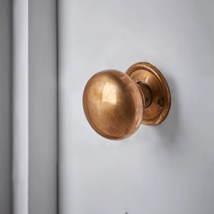 Pomo de Puerta de Latón Premium para Interiores Modernos, con Construcción Robusta y Acabado Dorado Pulido - Product Image 1
