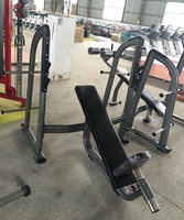 Rack Comercial para Press de Banca Inclinado con Ganchos en J y Soportes para Pesas para Entrenamiento de Fuerza en Gimnasios Comerciales