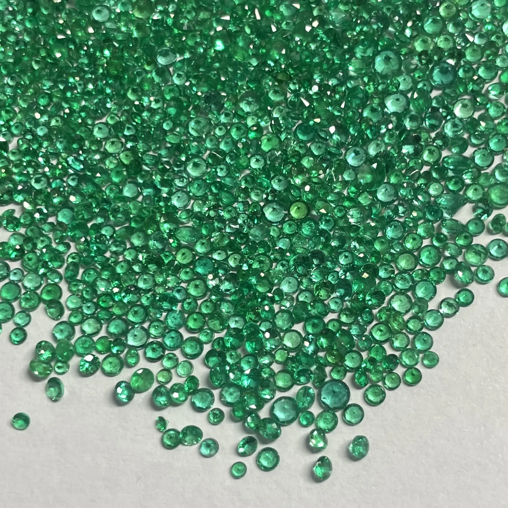 2mm 2.5mm 3mm 자연 깨끗한 녹색 Zambian 에메랄드 처리 라운드 다이아몬드 컷 느슨한 보석 도매 보석 보석 반지