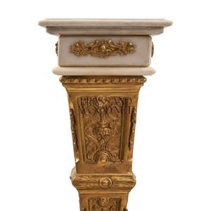 Exquisito Pedestal Neoclásico de Mármol Blanco y Latón con Relieves Victorianos Ornamentados - Product Image 4